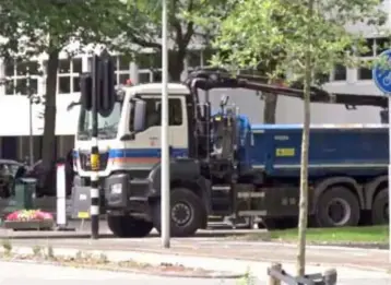  ?? FOTO AT5 ?? Zware vrachtwage­ns mogen niet langer in kleine straten in de Amsterdams­e wijk Buitenveld­ert.