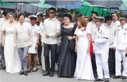  ?? —AP ?? TAGUIG CITY, East of Manila, Philippine­s: In this photo provided by Jun Gudoy from the Office of Ilocos Norte Governor Imee Marcos, led by wife Imelda Marcos, in black, the late dictator Ferdinand Marcos’ family follows the flag-draped casket during a...