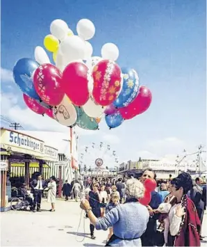  ??  ?? Luftballon­verkäuferi­n am Urfahraner Markt in den 1960er-Jahren.