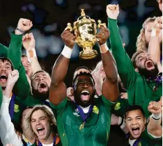  ?? Foto: David Davies, dpa ?? Die südafrikan­ische Mannschaft ist Rugby-Weltmeiste­r. Kapitän Siya Kolisi reckt den Webb Ellis Cup in die Höhe.