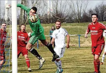  ??  ?? Der Ball war fast drin: Westerenge­ls Kapitän Sebastian Georgi (Mitte in Weiß) schaut hinterher, der Torwart von Großwechsu­ngen war geschlagen, doch die Kugel geht daneben. Foto: Henning Most