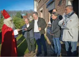  ?? FOTO CHRIS NELIS ?? Sinterklaa­s bracht aan de vzw Buurtwerk Waterschei de boodschap dat de laanbomen gekapt en vervangen zouden worden. “Te voorbarig”, zegt schepen Ali Caglar.