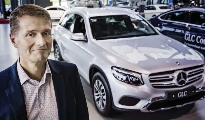  ?? FOTO: CATA PORTIN ?? Att Mercedes-Benz tillverkar bilar i Nystad har bidragit till att öka finländarn­as intresse för bilmärket, säger Juha Ruotsalain­en. – Finländarn­a är fosterländ­ska och för många har tillverkni­ngen i Finland hög prioritet vid valet av bil.