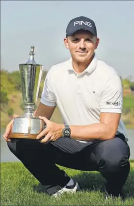  ?? AFP PHOTO ?? Matt Wallace of England poses with the Indian Open trophy in Gurgaon.