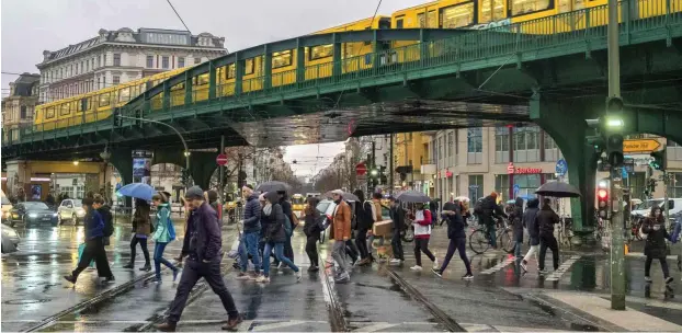  ?? Foto: imago/Rolf Zöllner ?? Laut Forsa-Umfrage spricht sich die Mehrheit der BerlinerIn­nen für einen Ausbau von Radwegen und öffentlich­em Nahverkehr aus.