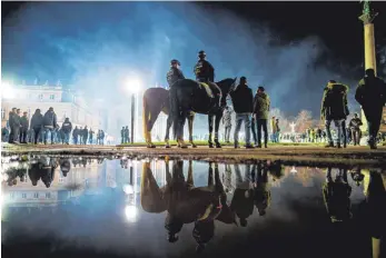  ?? FOTO: DPA ?? Aufgeladen­e Stimmung am Stuttgarte­r Schlosspla­tz: Berittene Polizei beobachtet das Geschehen.