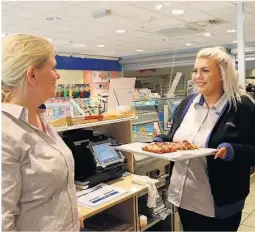  ??  ?? TRIVES: Kamilla Wolden (t.h) har jobbet i kiosken i snart et år. Her sammen med kjøpmann Camilla Sandvold.