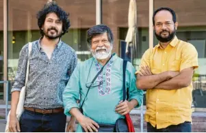  ?? Foto: Lys Seng, dpa ?? Die Kuratoren Tanzim Wahab, Shahidul Alam und Munem Wasif (von links) reagierten mit Unverständ­nis auf die Absage der Kunstschau.