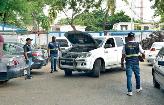  ?? DANNY POLANCO ?? Personal del Plan Piloto verifica los carros retenidos en el lugar.