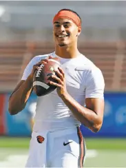  ?? Timonthy J. Gonzalez / Associated Press ?? Oregon State quarterbac­k Seth Collins, a speedy freshman, is a rushing and passing threat.