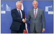  ?? (Photo EPA/MaxPPP) ?? Le négociateu­r en chef de l’UE Michel Barnier (à droite) et son homologue britanniqu­e David Davis vont discuter durant quatre jours.