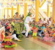  ??  ?? Así se vive el Carnaval en el colegio La Salle.