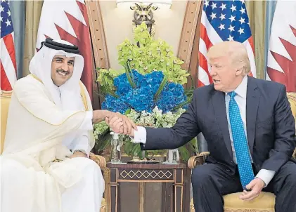  ?? AFP ?? Saludo. El emir de Qatar Sheikh Tamin Bin Hamad Al Thani recibió a Donald Trump el pasado 21 de mayo.