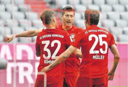  ??  ?? Robert Lewandowsk­i wurde nach dem 3:0 zu dessen 30. Scorerpunk­t in der Liga gratuliert