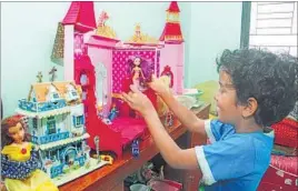  ?? PRAMOD THAKUR/HT ?? (Below) Rehaan Iyer Agarwal, 6, from Mumbai loves turning his mother’s dupattas into ‘ball gowns’, stringing beads into accessorie­s and making Playdoh dresses for his dolls.
