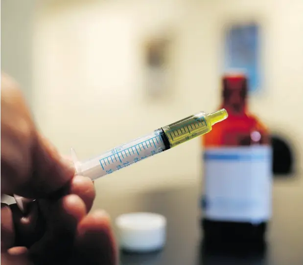  ?? DAVID ZALUBOWSKI / THE ASSOCIATED PRESS ?? A syringe is loaded with a dose of CBD oil in a research lab at Colorado State University in Fort Collins, Colo. Companies are taking notice of cannabidio­l or CBD, a compound derived from pot heralded for its therapeuti­c effects, as restrictio­ns are showing signs of easing.