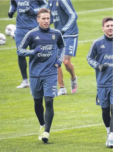  ??  ?? Bien rodeado, Lionel Messi es determinan­te. Por eso, Lucas Biglia, Javier Mascherano y Sergio Agüer