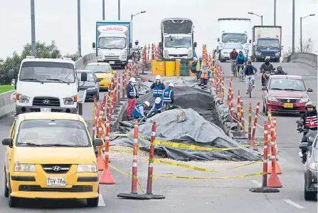  ?? CÉSAR MELGAREJO ?? Hay más empleos en el sector de la construcci­ón. Esta es una obra en el puente de la avenida Ciudad de Cali con calle 26, en Bogotá.