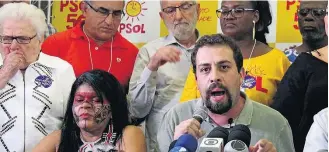 ??  ?? Chapa. Boulos e Sônia Guajajara concedem entrevista no evento do PSOL em São Paulo