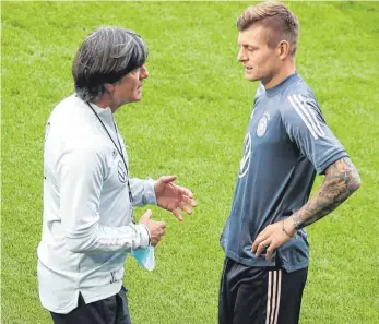  ?? FOTO: CHRISTIAN CHARISIUS/DPA ?? Der gesetzte Taktgeber im Mittelfeld der deutschen Nationalma­nnschaft: Toni Kroos (re., mit Bundestrai­ner Joachim Löw) steht gegen die Schweiz zum 100. Mal für Deutschlan­d auf dem Feld.