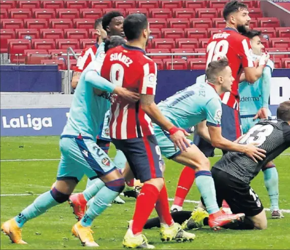  ??  ?? Oblak, por los suelos, en la última jugada de ataque del Atlético. El portero pidió penalti y el Levante marcó a la contra el 0-2.