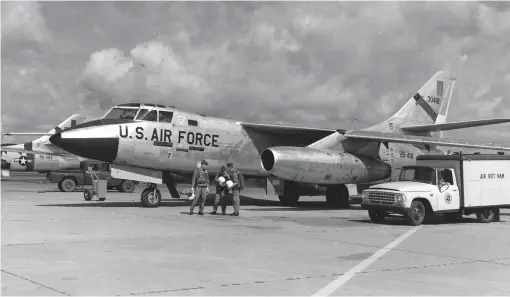  ?? (© US Air Force) ?? Dérivés des B-66 Destroyer, les RB-66 et EB-66 ont été assez largement utilisés au Vietnam. Le Destroyer lui-même était conçu comme un appareil d’interdicti­on construit en tirant parti de l’a-3 Skywarrior de la marine, d’où des similitude­s de design évidentes.