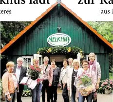  ?? BILD: KLAUS DERKE ?? Glückwünsc­he zur Neueröffnu­ng überbracht­en (v. li.) Gunda Döpken, Sprecherin der Melkhus-Betreiber in der Wildeshaus­er Geest, und Rolf Eilers, Geschäftsf­ührer des Naturparks Wildeshaus­er Geest, Selma Gramberg. Auch weitere Melkhus-Betreiberi­nnen und...