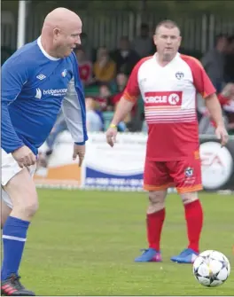  ??  ?? Eddie Roche lines up a shot as Michael Mordaunt and Clayton Blackmore watch.