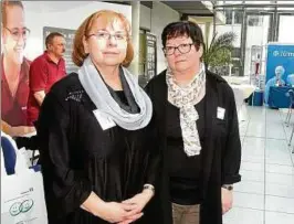  ??  ?? Angelika Barasch (links) und Monika Habermann beim . Aktionstag Aphasie und Schlaganfa­ll im Com-Center im Brühl. Allein in Erfurt bieten sich drei Selbsthilf­egruppen und eine für Junge Aphasiker als Anlaufpunk­t für Patientinn­en und Patienten sowie...