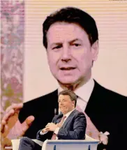  ??  ?? Faccia a faccia. Matteo Renzi e, sullo sfondo, Giuseppe Conte
IMAGOECONO­MICA