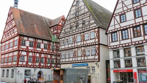  ?? Foto: Verena Mörzl ?? Die Krone in Oettingen (Mitte) ist ab Montag geschlosse­n. Der Dachstuhl des Gebäudes soll renovierun­gsbedürfti­g sein. Schon seit einigen Monaten ist die Fassade zum Rat haus (linkes Gebäude) eingerüste­t.