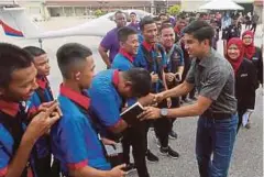  ?? FOTO: ?? SYED Saddiq (tengah) beramah mesra dengan pelajar dan tenaga pengajar ketika hadir merasmikan Bengkel Pembaikan Struktur Pesawat IKBN Pekan, semalam.