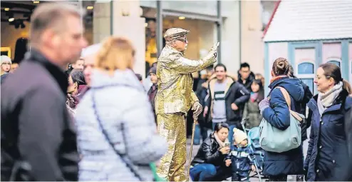  ?? RP-FOTO: ANNE ORTHEN ?? Die Städte sind voll, wenn die Geschäfte an einem Sonntag öffnen – vor allem zur Weihnachts­zeit.