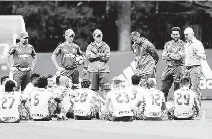  ?? Cesar Greco/ Ag. Palmeiras/Divulgação ?? O presidente do Palmeiras, Maurício Galiotte (à dir.), conversa com os atletas antes do treino na Academia; hoje a Mancha Alviverde promete fazer um protesto no local, de onde o time saíra para o jogo contra o Fla