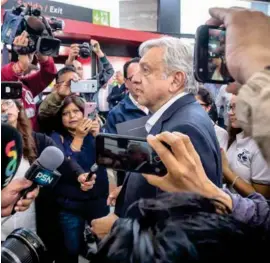  ??  ?? VIAJE. Andrés Manuel López Obrador atendió a los medios en el aeropuerto.