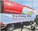  ?? PERTAMINA FOR JAWA POS ?? PREVENTIF: Pertamina MOR V membentuk SPBU kantong di Jombang, Nguling (Probolingg­o), Lumajang, Pakisaji (Malang), Batu, dan Blitar serta outlet KiosK Pertamax di Waru, Banjaran, dan Jombang.