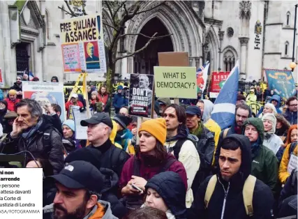  ?? ANSA/FOTOGRAMMA ?? Chi non si arrende
Le persone in attesa davanti alla Corte di giustizia di Londra