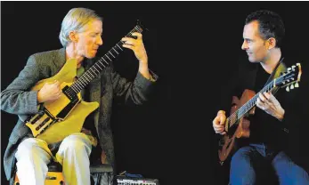  ?? FOTO: STEFAN POSTIUS ?? John Stowell und Manfred Junker bilden ein kongeniale­s Gitarrendu­o. Sie treten am Freitag im Biberacher Jazzkeller auf.