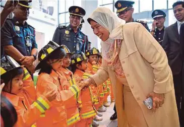  ?? BERNAMA PIC ?? Housing and Local Government Minister Zuraida Kamaruddin greeting young ‘firefighte­rs’ after officiatin­g a fire safety campaign in conjunctio­n with Hari Raya Aidilfitri in Kuala Lumpur yesterday.