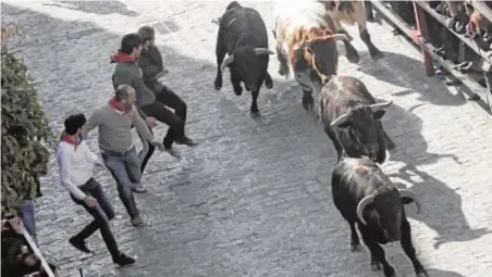  ?? JUAN FLORES ?? Corredores del encierro en honor a San Sebastián de 2018 en La Puebla del Río