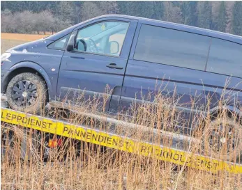  ?? FOTO: RUDOLF MULTER ?? Die tote Frau saß angschnall­t am Steuer ihres Mercedes Vito, als sie gefunden wurde.