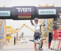  ?? TITAN DESERT ?? Roberto Bou festeja su victoria en una de las etapas de la Titan Desert.