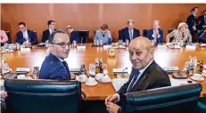  ?? FOTO: DPA ?? Diplomatie im Rüstungsst­reit: Frankreich­s Außenminis­ter Le Drian (r.) saß gestern als Gast neben Bundesauße­nminister Maas (SPD) im Kabinett.