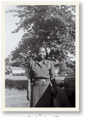  ?? ?? Loney Clinton Gordon (shown in 1951) started her science career at Kendrick’s lab. She continued working in microbiolo­gy and public health until 1978, traveling the world and training hospital
staff to identify pathogens.