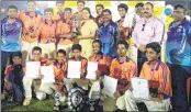  ??  ?? Smt. Sulochanad­evi Singhania receive the winners’ trophy from N.L. Dalmia High School principal Seema Saini.