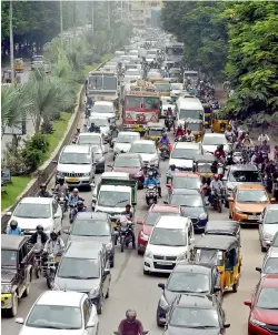  ?? — R. PAVAN ?? With no RTC bus available, people took out their personal vehicle to commute to their offices in Gachibowli on Wednesday.