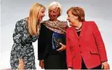  ??  ?? Gute Stimmung: Ivanka Trump (l.), IWF-Chefin Christine Lagarde (M.) und Kanzlerin Angela Merkel scherzen auf dem Podium. Foto: action press