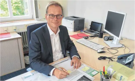  ?? FOTO: ANNETTE VINCENZ ?? Alexander Boger ist als Leiter der Ravensburg­er Staatsanwa­ltschaft auch für unnatürlic­he oder unklare Todesfälle in der Region zuständig.