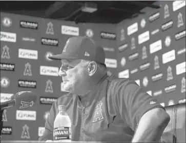  ?? Kent Nishimura Los Angeles Times ?? MIKE SCIOSCIA faces the postgame media gathering one last time as an Angels manager, announcing his resignatio­n after 19 seasons in Anaheim. He just finished the final year of a 10-year, $50-million contract.