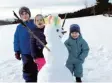  ??  ?? Elias, Felia und Silas haben ihrem Schneemann bunte Haare gemalt und 78 Stimmen erhalten.